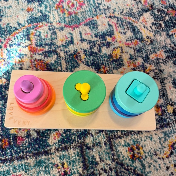 Lovevery twist and pivot puzzle - Picture 2 of 2